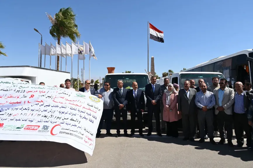 محافظ جنوب سيناء يستقبل قافلة «بيت الزكاة والصدقات» لدعم الأسر الأولى بالرعاية بالطور