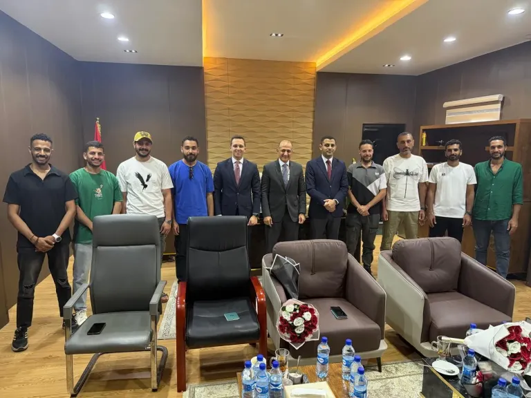 وصول البحارة المصريين إلى مقديشيو تمهيدًا لسفرهم إلى القاهرة برفقه السفير المصري