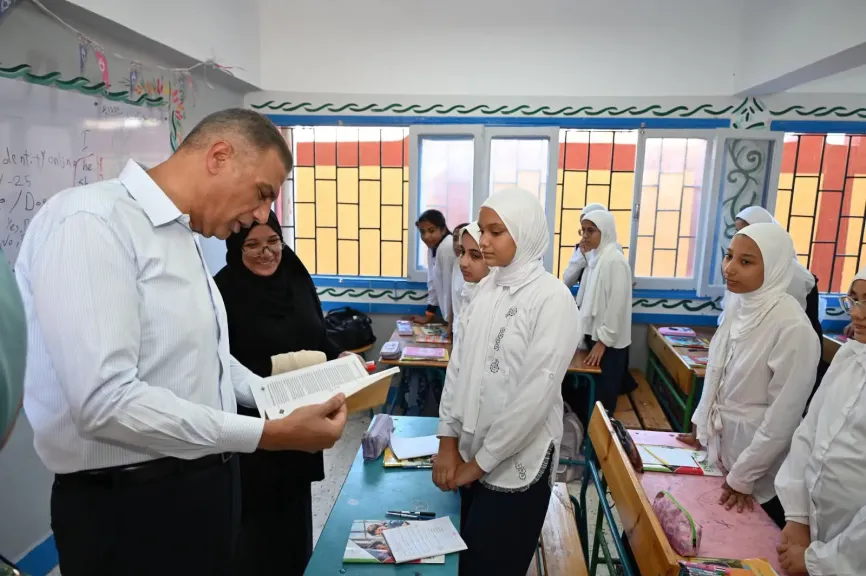 محافظ جنوب سيناء يتفقد مدرسة الشهيد عمرو شكري الإعدادية بنات بالطور لمتابعة المنظومة التعليمية
