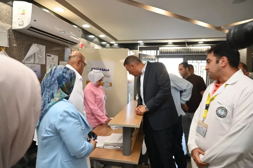 لمتابعة إنتظام العمل والخدمات الصحية المقدمة .. محافظ جنوب سيناء يقوم بجولة مفاجئة بمركز طب أسرة المنشية