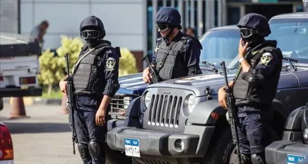 القبض على شخص نشر فيديوهات بملابس نسائية بهدف زيادة المشاهدات