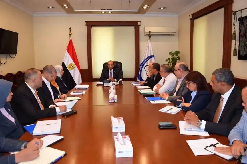 «المواطن أولًا».. رئيس التأمين الصحي يفتح ملفات الأدوية والبطاقات والرقمنة والموارد