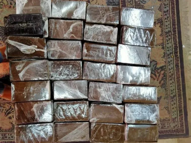ضربة موجعة لتجار الكيف.. ضبط 250 فرش حشيش و100 ألف قرص مخدر بالعجوزة