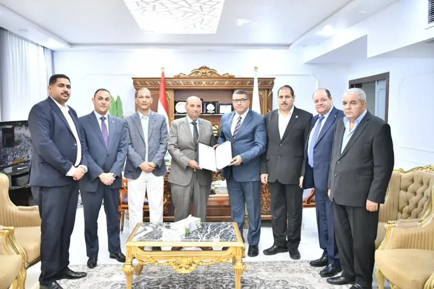 محافظ قنا ورئيس أسمنت النهضة يشهدان تسليم أجهزة طبية وأسرّة لدعم المنظومة الصحية بمستشفي قنا العام