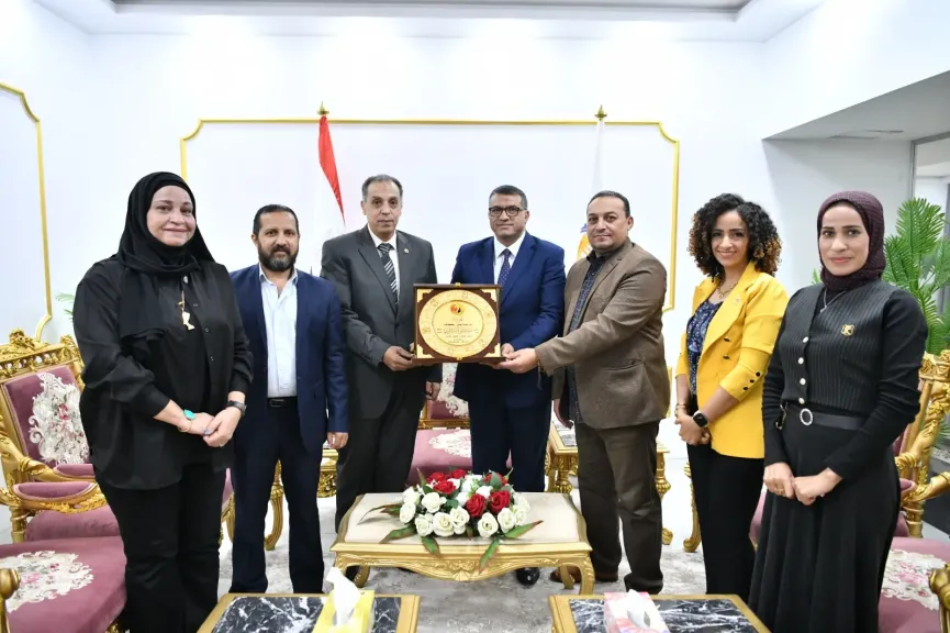 محافظ قنا يستقبل وفداً من ”حماة وطن” للتهنئة بالذكرى الـ53 لإنتصارات أكتوبر المجيدة