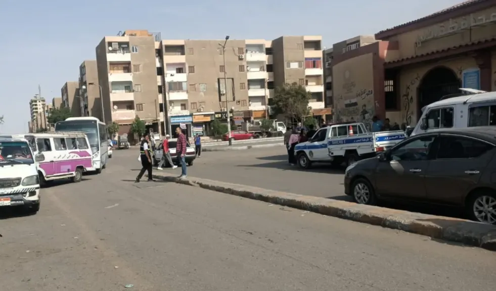 ضبط 23 مخالفة مرورية وحجز 3 سيارات مخالفة لخطوط السير بمحيط جامعة قنا