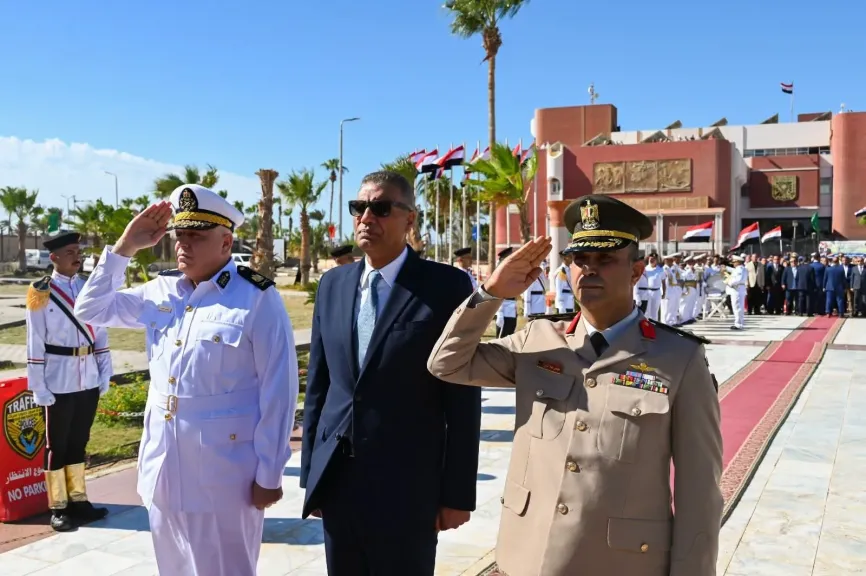 محافظ جنوب سيناء يضع إكليلاً من الزهور على النصب التذكاري للجندي المجهول بطور سيناء
