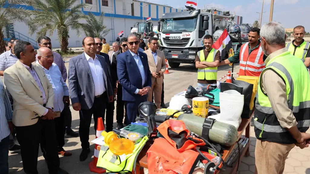 الأنصاري يتفقد اصطفاف معدات شركة مياه الشرب والصرف الصحي استعدادًا لموسم الشتاء بمحطة إمبابة