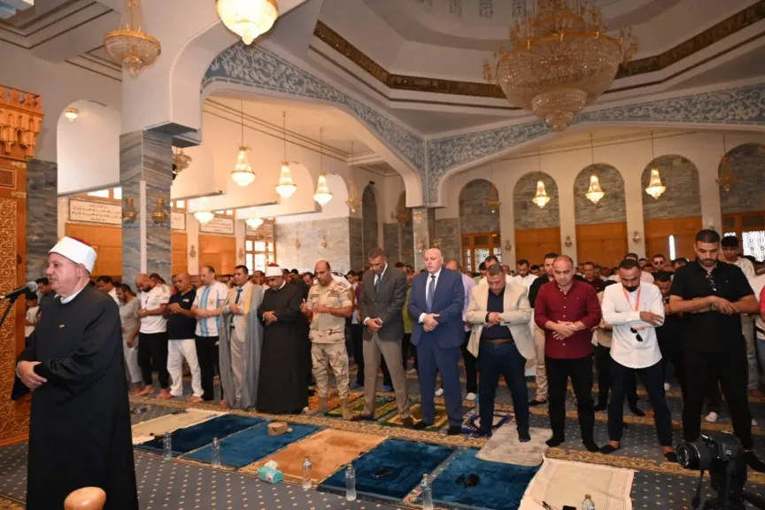 محافظ جنوب سيناء يهنئ المواطنين بذكرى إنتصارات أكتوبر عقب صلاة الجمعة بمسجد السلام شرم الشيخ