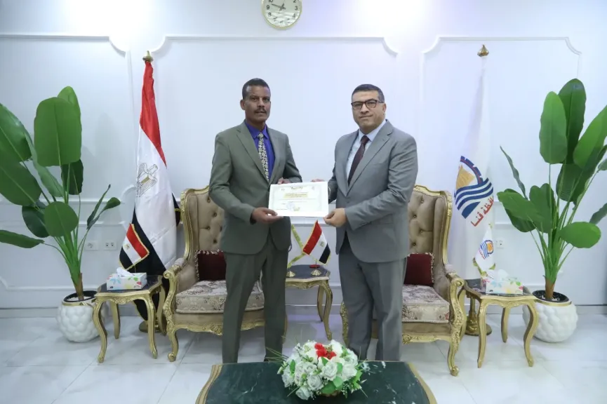 تقديراً لجهود إنجاح منظومة توزيع الأسمدة .. محافظ قنا يكرم مدير مديرية الزراعة