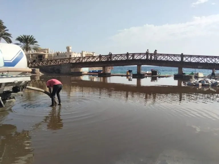 تكثيف إستعدادات التعامل مع التقلبات الجوية بإزالة آثار تجمعات مياه الأمطار بشرم الشيخ ودهب