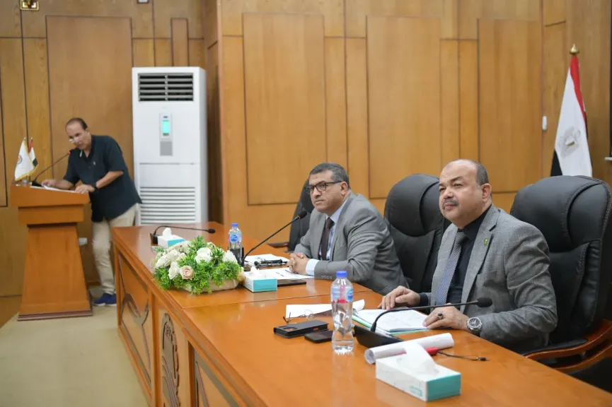 حفاظاً على أرواح المواطنين محافظ قنا .. حصر الأماكن المقترحة لتنفيذ المشايات المعدنية أعلى الترع
