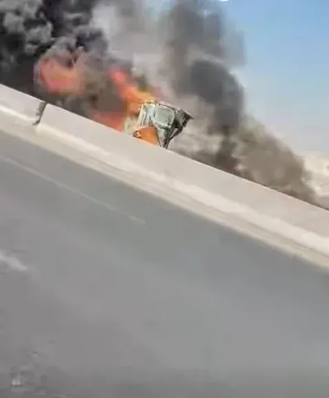 تفحم سيارة نقل وإصابة شخص في حريق بالطريق الأوسطي قبل نزلة طريق الاستيراد