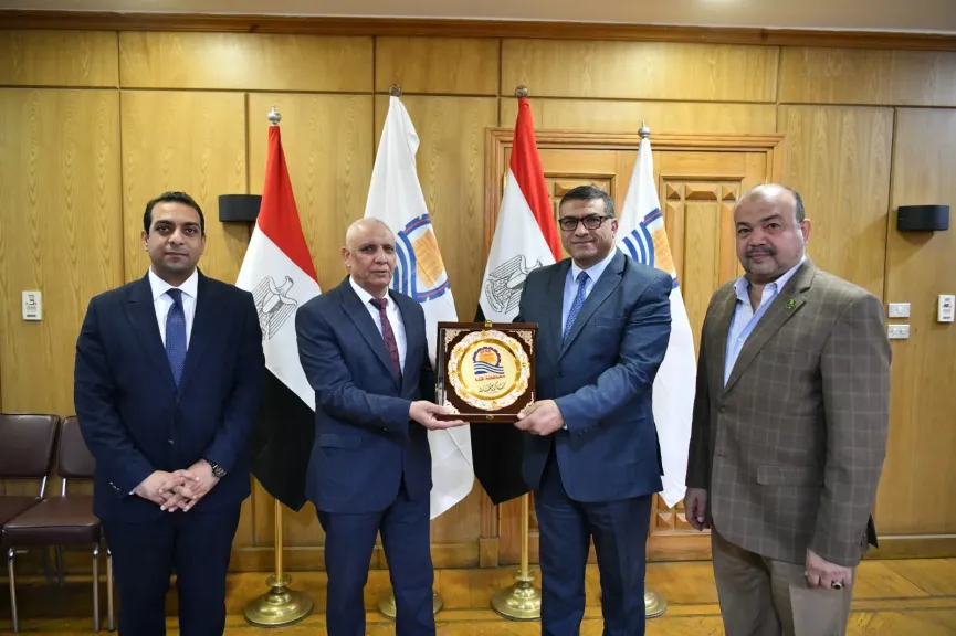 تقديراً لجهوده خلال فترة عمله .. محافظ قنا يكرم رئيس شركة مياه الشرب والصرف الصحي