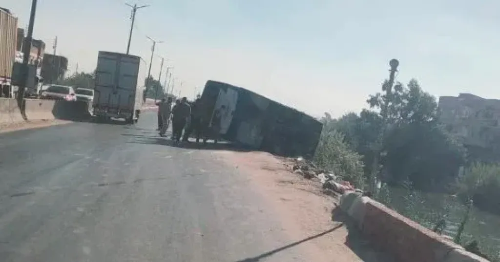إصابة سائق في انقلاب أتوبيس مدرسة خاصة بالدقهلية دون وقوع وفيات