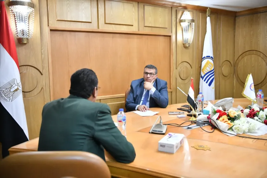 محافظ قنا يبحث 281 طلباً وشكوى بمختلف القطاعات الخدمية خلال اللقاء الإسبوعي المفتوح للمواطنين