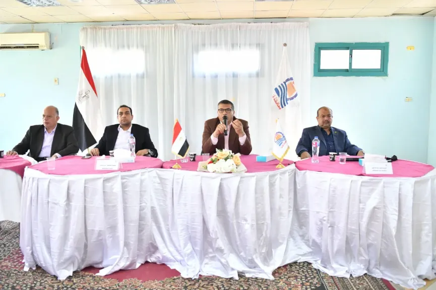 محافظ قنا يشارك الإفطار مع العاملين بديوان المحافظة ويعقد لقاءاً مفتوحاً لبحث مطالبهم بالنادي الإجتماعي