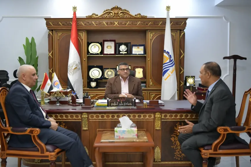 محافظ قنا يستقبل رئيس شركة مياه الشرب والصرف الصحي الجديد لبحث تطوير الخدمات بالمحافظة