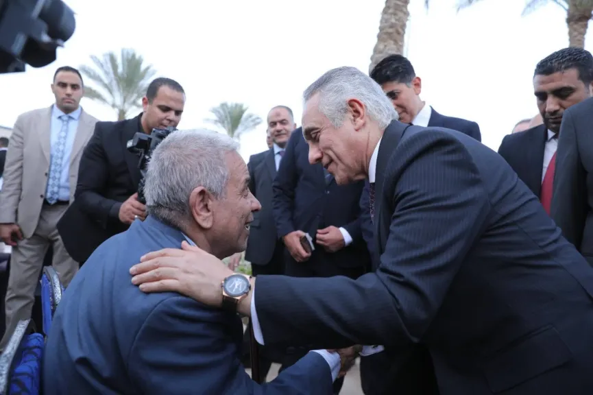 في لفتة إنسانية.. وزير العدل ينقل حلف اليمين إلى ساحة الوزارة ليشارك الأهالي فرحة أبنائهم