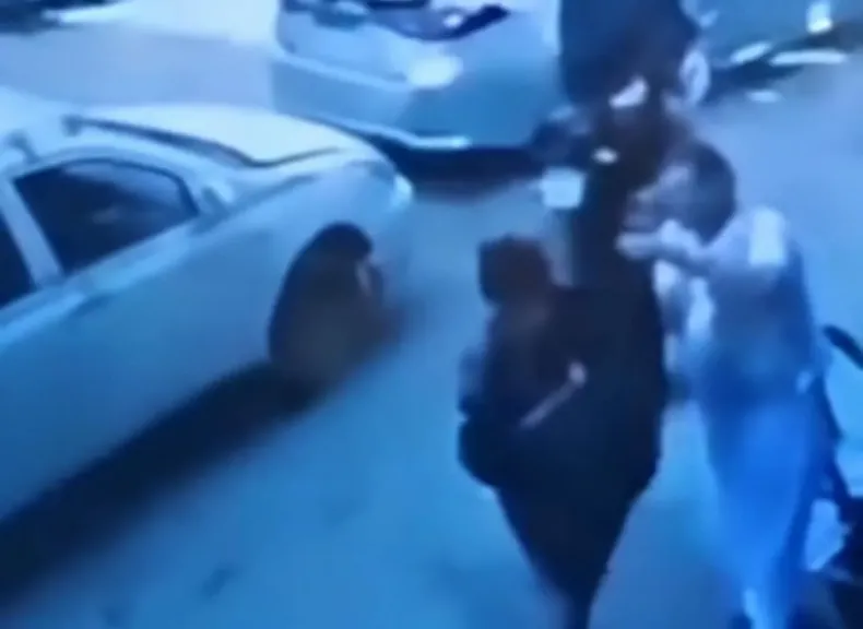 فيديو متداول يثير التعاطف.. ماذا فعل رجل صعيدي عندما شاهد فتاة بلا ملابس؟