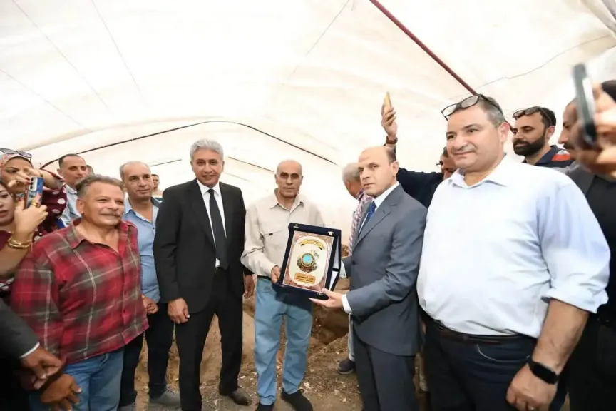تقديراً لأمانته وموقفه المسؤول لإكتشاف الآثار.. وزير السياحة يكرم المواطن وزوجته بشهادة تكريم ورحلة عمرة