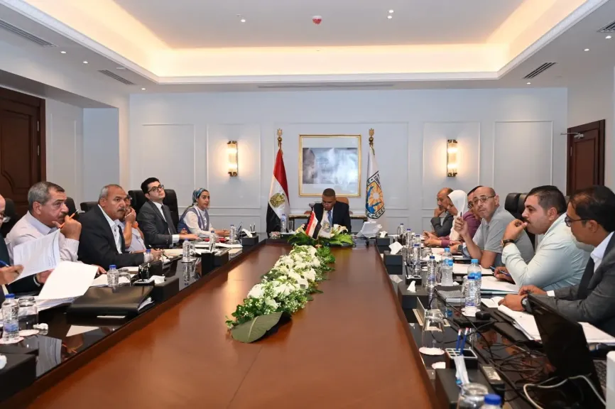 محافظ جنوب سيناء يترأس إجتماع اللجنة العليا للبت بطلبات المستثمرين وتوفيق أوضاع الموطنين