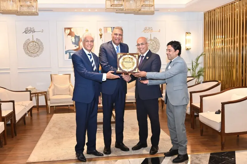 محافظ جنوب سيناء يستقبل وفد حماة الوطن للتهنئة بالذكرى الـ53 لإنتصارات أكتوبر المجيدة