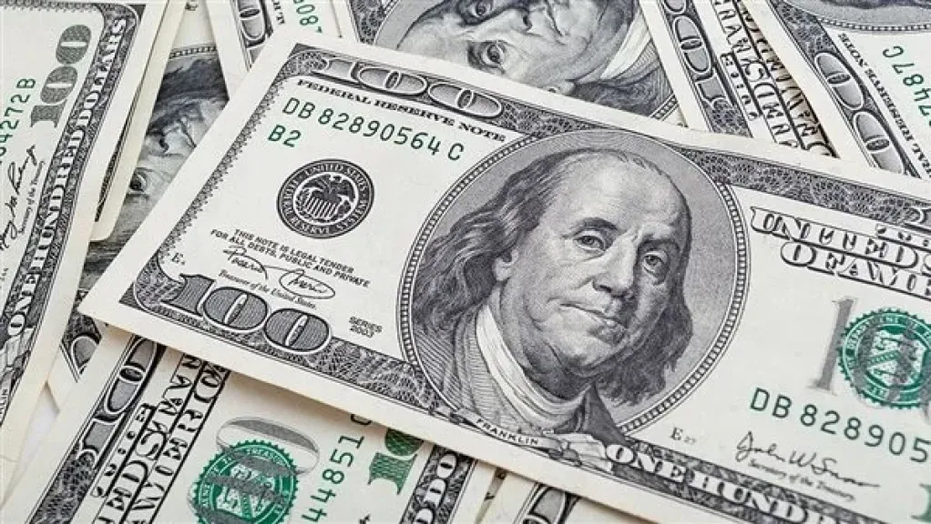 الدولار يتراجع عن مكاسبه متجهاً لتسجيل أول خسارة أسبوعية منذ خمسة أسابيع