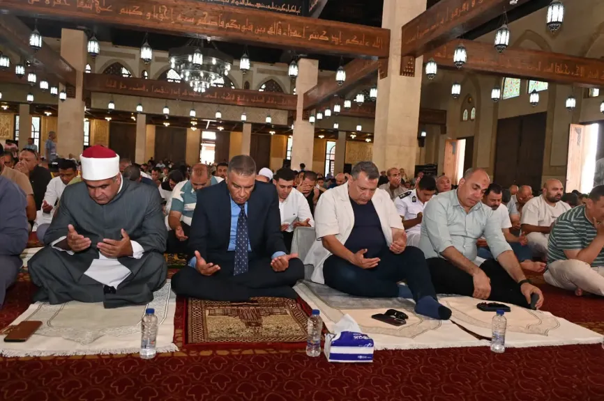 محافظ جنوب سيناء يستمع لآراء ومطالب المواطنين عقب صلاة الجمعة بمسجد المصطفى شرم الشيخ