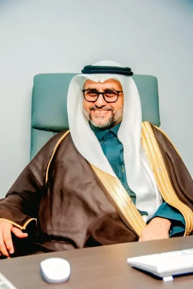 المستشار الدكتور هاني أبو زيد والسفير ياسر البخشوان يهنئان الشيخ نايف الشمري بتوليه منصب وزير الدفاع