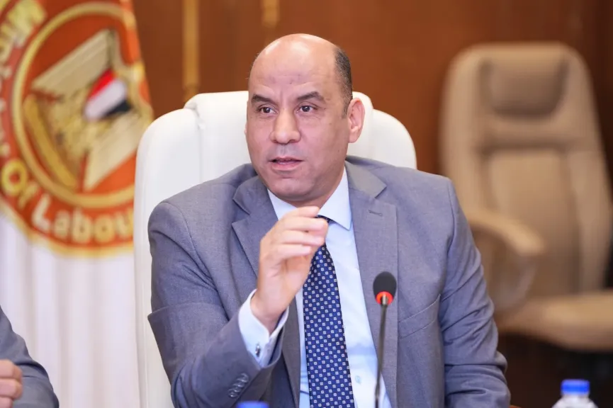 وزير العمل يصدر 5 قرارات تنفيذية لتعزيز منظومة السلامة والصحة المهنية وتأمين بيئة العمل