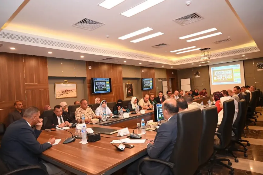 محافظ جنوب سيناء يبحث خطة تطوير أبورديس وتوطين 26 ألف مواطن تنفيذاً لتوجيهات القيادة السياسية