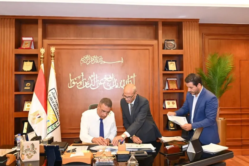 محافظ جنوب سيناء يعتمد عدداً من عقود تقنين الأراضي بدهب ويوجه بسرعة إستكمال الإجراءات