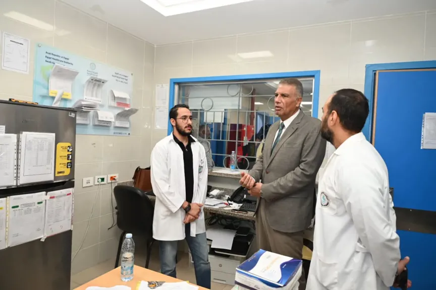 محافظ جنوب سيناء يجري زيارة مفاجئة لوحدة طب أسرة رأس سدر لمتابعة مستوى الخدمات الطبية