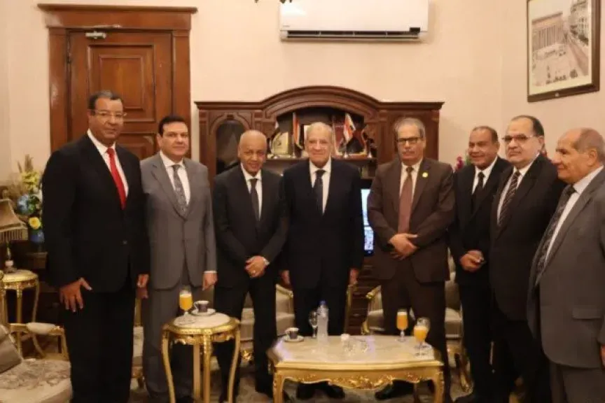 رئيس الوزراء الأسبق يزور محكمة استئناف القاهرة لتهنئة القاضي مجدي قاسم بتوليه رئاستها