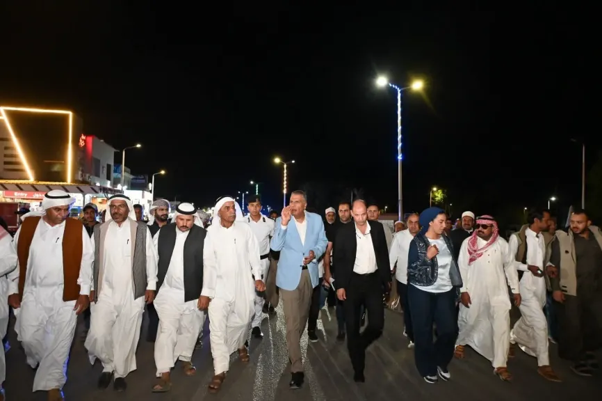 محافظ جنوب سيناء يجري جولة ليلية سيراً على الأقدام بمدينة رأس سدر لمتابعة أوضاع المدينة والمواطنين