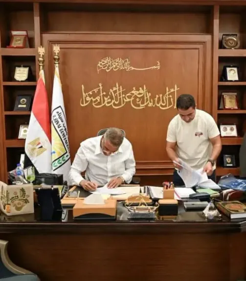 محافظ جنوب سيناء يعتمد 15 عقد لواضعي اليد لتقنين أراضي أملاك الدولة بشرم الشيخ ودهب