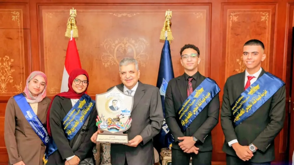 رئيس هيئة قناة السويس يكرم أوائل الثانوية العامة والإعدادية من طلبة مدارس ”قناة السويس”