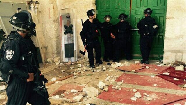 قوات الاحتلال تقتحم المسجد الأقصى وتعتدي على المصلين (فيديو)