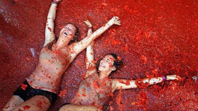 النساء بالأبيض والرجال بالقمصان.. إسبانيا تحتفل بمهرجان الطماطم