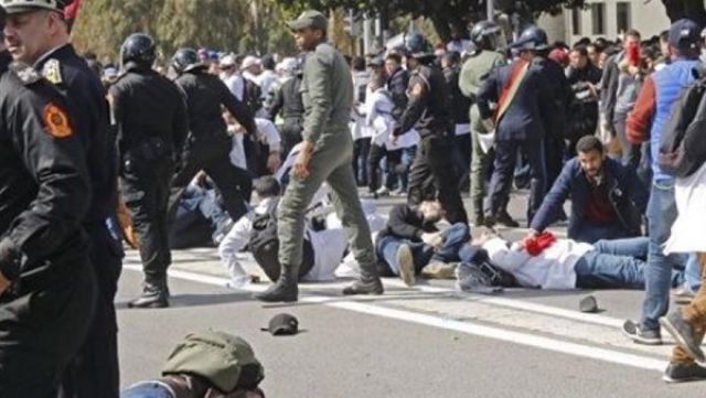 اشتباكات بين الشرطة المغربية والمعلمين بسبب الأجور (فيديو)