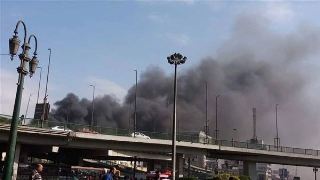 تصاعد أعمدة الدخان من محطة مصر بعد حريق قطار (فيديو)