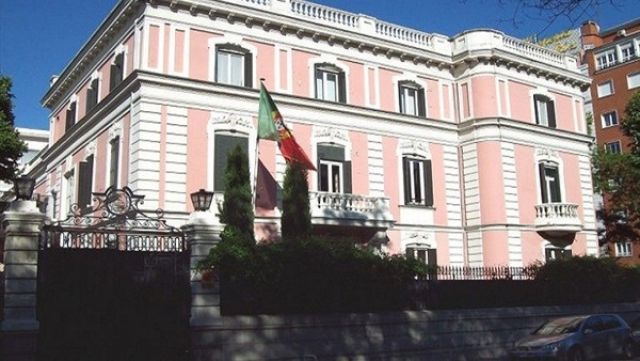 طهران تعترف باطلاق النار على موظف في السفارة البرتغالية