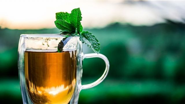 دراسة أمريكية تحذر من عادة قاتلة خلال تناول الشاي