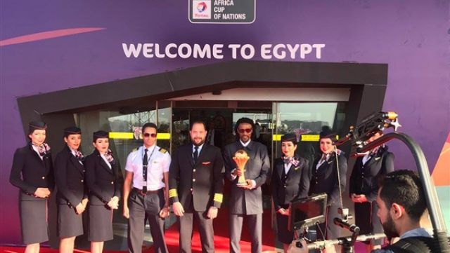 سونج يتجول بكأس أمم افريقيا في شوارع القاهرة (صور)