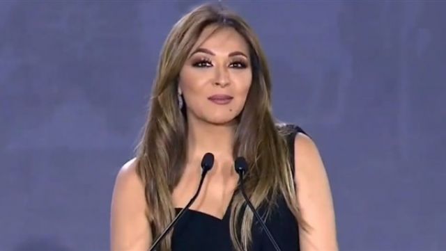 مقدمة حفل قرعة أمم افريقيا توجه رسالة.. وحازم إمام يرد (فيديو)