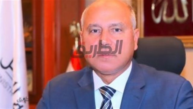 وزير النقل يجتمع بقيادات هيئة الطرق والكبارى لمتابعة المشروعات