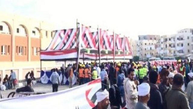 احتشاد الأهالى بمدينة بدر أمام مدرسة الفردوس للمشاركة بالاستفتاء