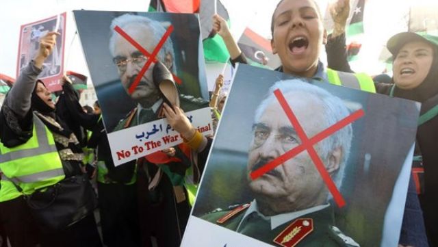 تظاهر الليبيون ضد حفتر