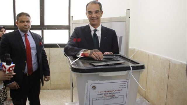 وزير الاتصالات يصوت على التعديلات الدستورية في الشيخ زايد (صور)
